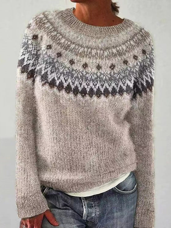 Pull en laine beige avec motif nordique, col rond, manches longues, porté avec un jean décontracté. Mode hiver, style scandinave, tendance.
