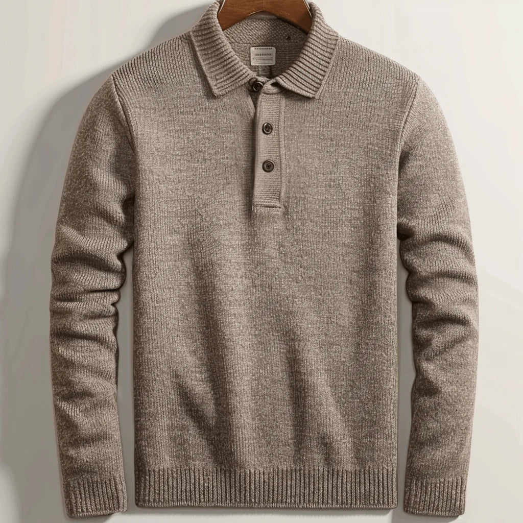 Pull en laine beige sur cintre, col polo, manches longues, trois boutons. Mode automne-hiver, vêtement chaud et élégant pour homme.