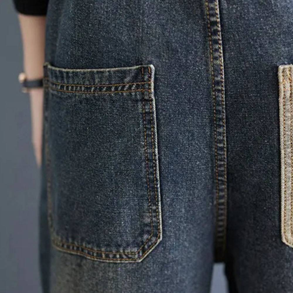 Jean bleu foncé avec grandes poches avant, couture contrastée, style décontracté, mode tendance, gros plan sur le tissu denim.