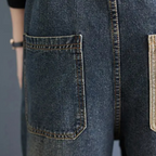 Jean bleu foncé avec grandes poches avant, couture contrastée, style décontracté, mode tendance, gros plan sur le tissu denim.