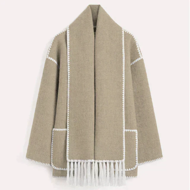 Manteau beige en laine avec franges blanches, poches avant et bordures contrastées. Style élégant et moderne pour l'hiver.