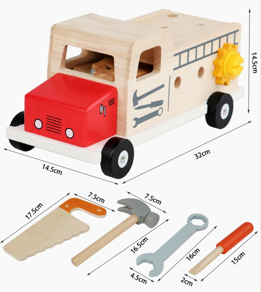 Camion de pompier jouet en bois avec outils, dimensions indiquées. Comprend scie, marteau, clé, tournevis. Jouet éducatif pour enfants.