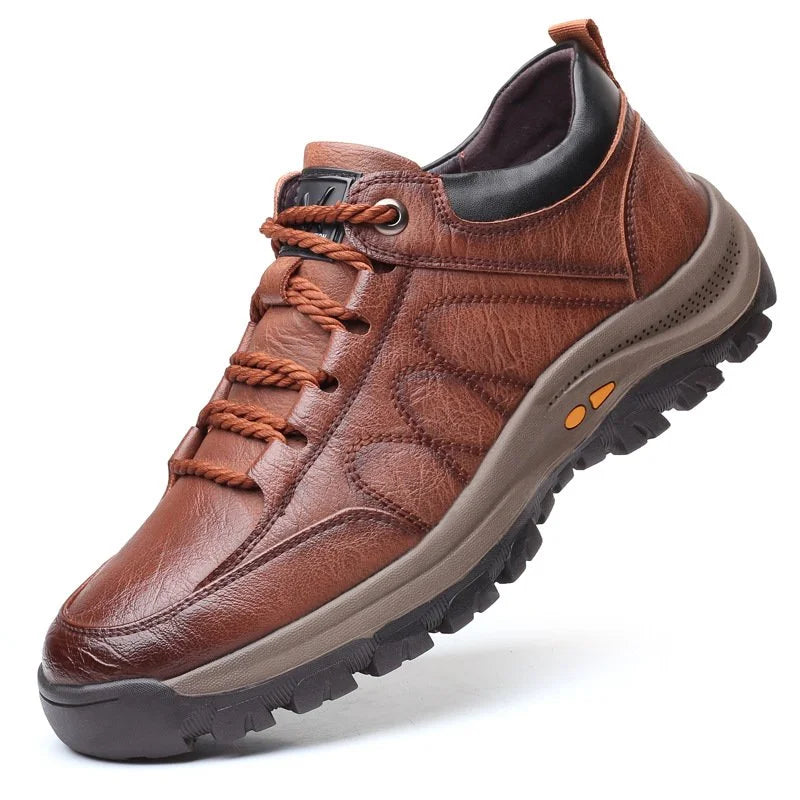 Chaussure de randonnée en cuir marron pour homme, semelle antidérapante, lacets robustes, idéale pour activités extérieures et trekking.