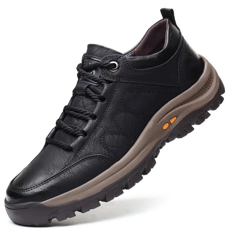 Chaussure de randonnée en cuir noir pour homme, semelle antidérapante, lacets robustes, design ergonomique, idéale pour activités extérieures.