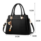 Sac à main noir élégant avec breloques, dimensions 31x14x23 cm, design tissé, bandoulière réglable, idéal pour mode féminine et accessoires tendance.