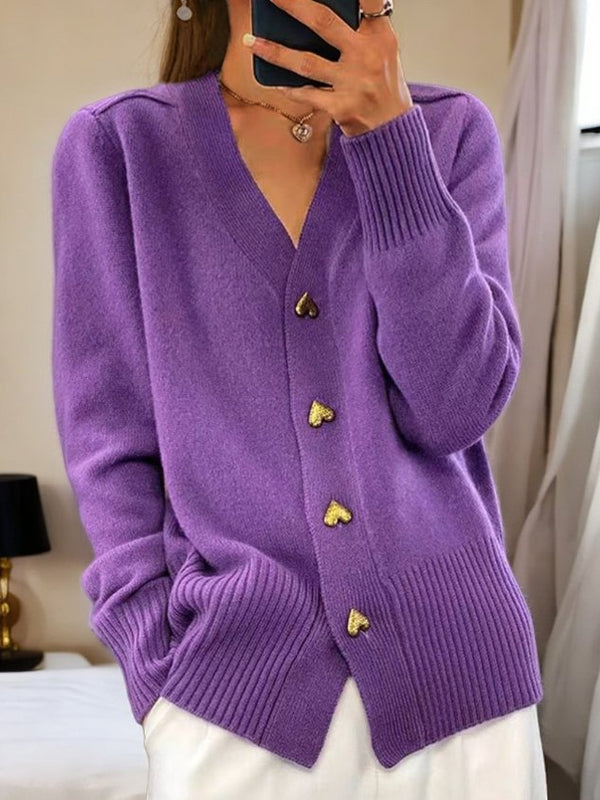 Femme portant un cardigan violet avec boutons en forme de cœur, manches longues, col en V, style décontracté. Mode automne-hiver tendance.