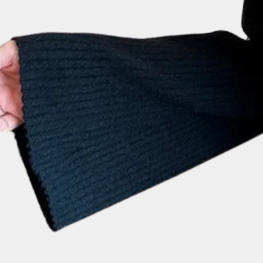 Manche évasée en tricot noir texturé, style moderne et élégant, mode automne-hiver, vêtement tendance pour femme, gros plan.