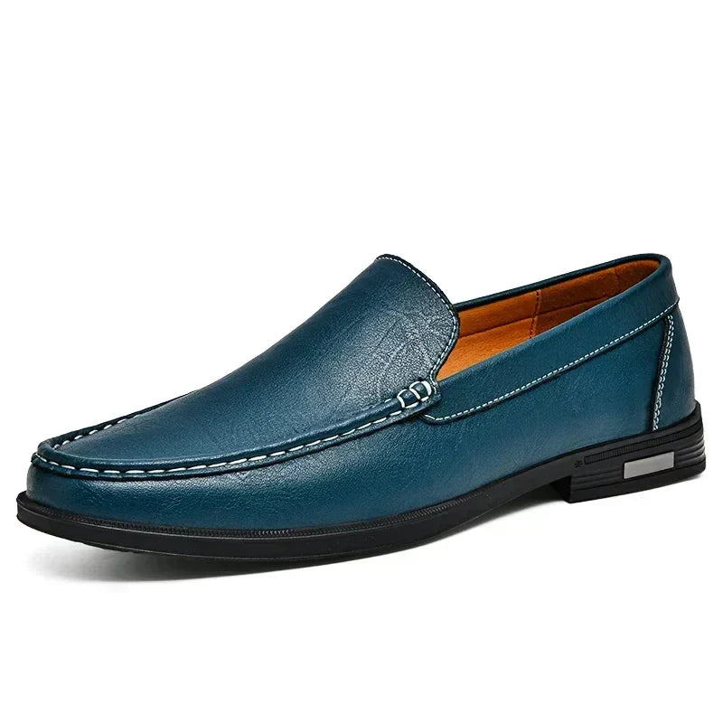 Mocassin en cuir bleu pour homme, élégant et moderne, avec coutures blanches contrastantes et semelle noire. Chaussure décontractée et tendance.