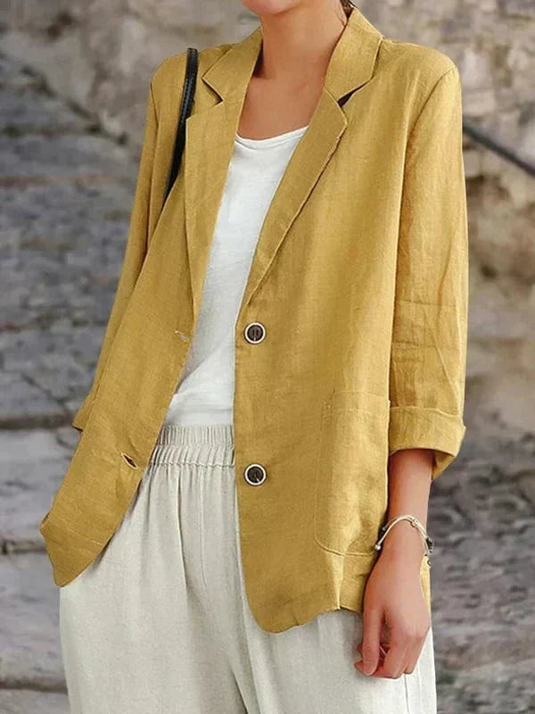 Femme portant un blazer en lin jaune moutarde sur un t-shirt blanc, avec un pantalon ample beige. Mode décontractée élégante pour femme.