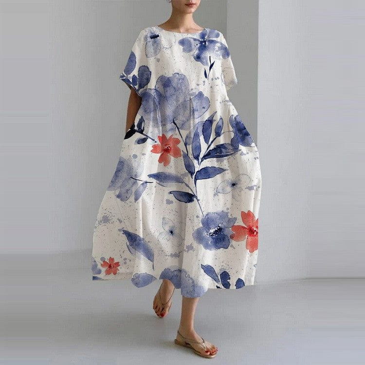 Robe longue femme à fleurs bleues et rouges, manches courtes, style décontracté, fond blanc, idéale pour l'été, mode féminine élégante.
