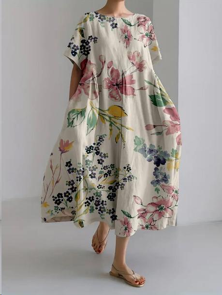 Robe longue ample à fleurs, manches courtes, fond blanc, motifs floraux colorés, style décontracté, idéale pour l'été, mode féminine tendance.