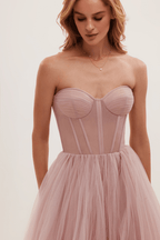 Robe bustier rose en tulle, élégante et moderne, portée par une femme. Mode féminine, tenue de soirée chic, style glamour.