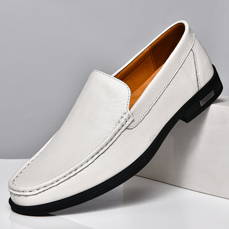 Mocassin blanc en cuir pour homme, élégant et moderne, semelle noire antidérapante, idéal pour un style décontracté ou formel.