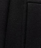 Texture de tissu noir en gros plan, montrant un motif tissé serré. Idéal pour vêtements élégants, costumes, mode haute couture.