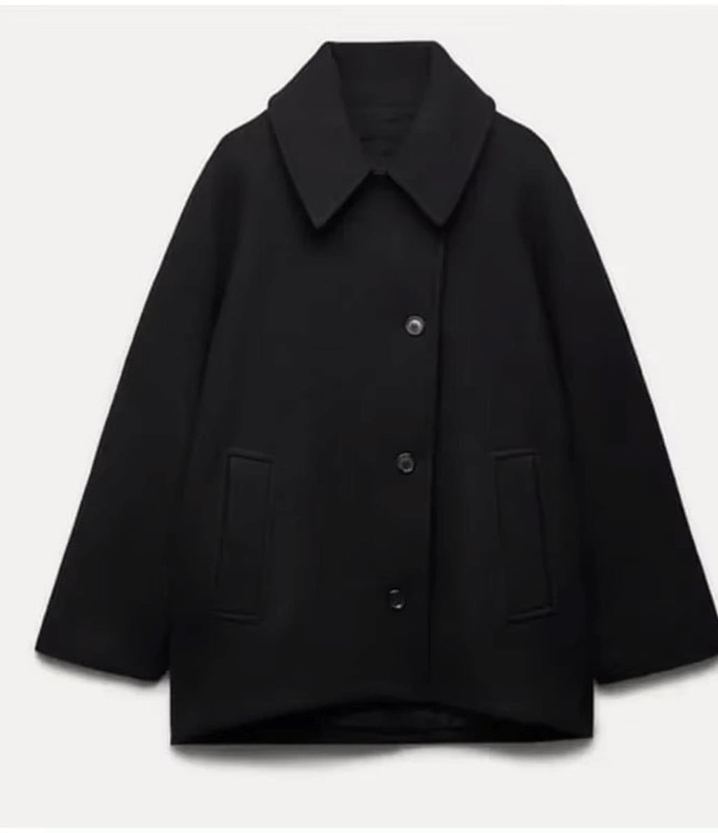 Manteau noir élégant pour homme, style classique avec col large et boutons, poches avant. Vêtement d'hiver tendance et intemporel.