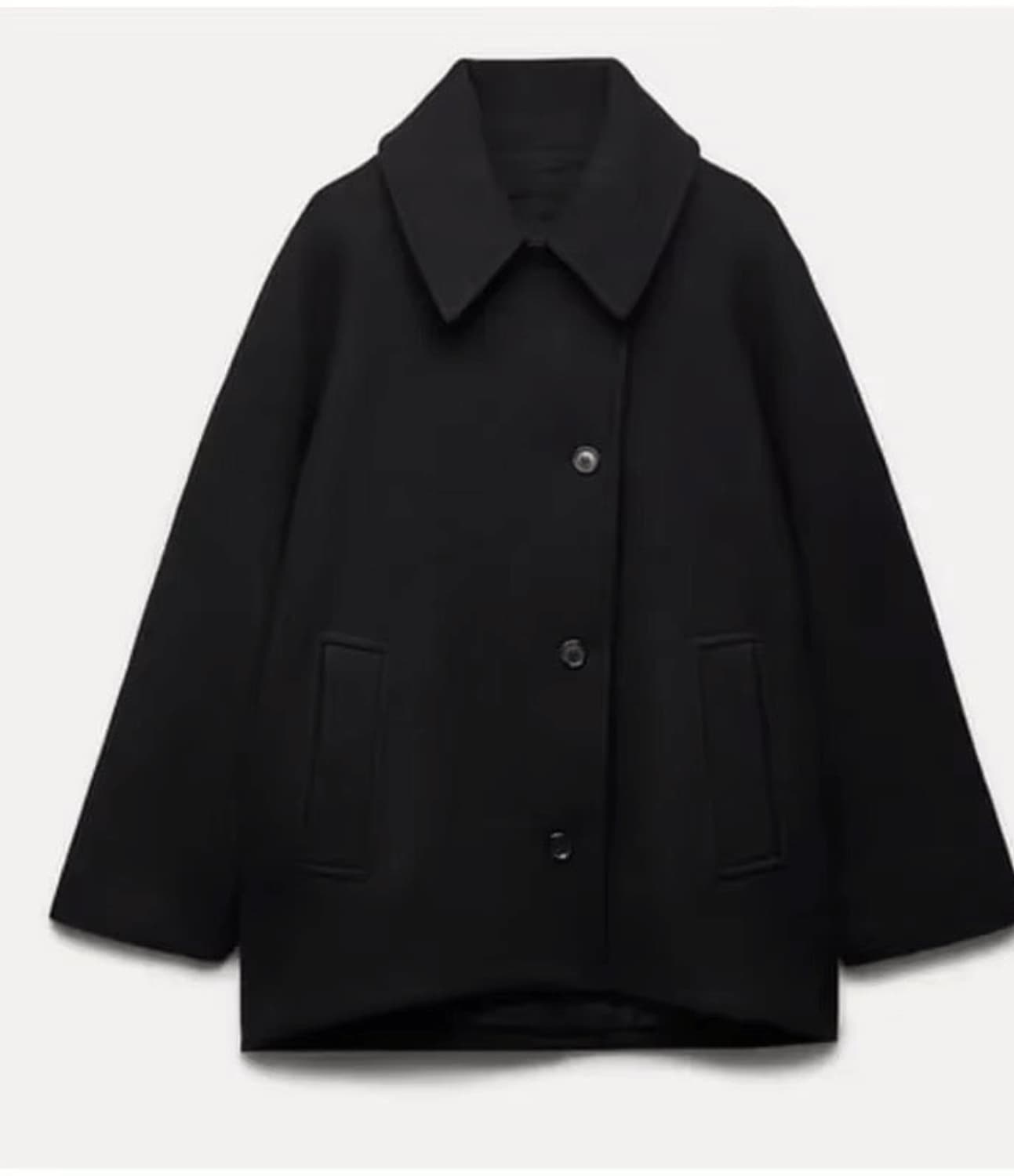 Manteau noir élégant pour homme, style classique avec col large et boutons, poches avant. Vêtement d'hiver tendance et intemporel.