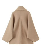 Manteau beige en laine pour femme, coupe ample, manches larges, style minimaliste, mode automne-hiver, vêtement élégant et chaud.