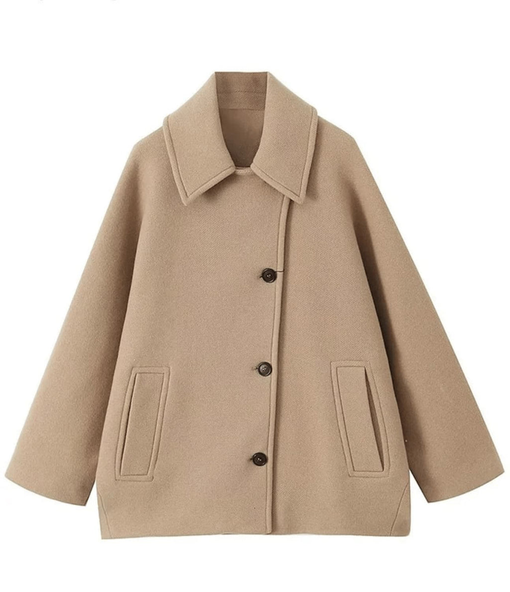 Manteau beige en laine pour femme avec col large, boutons noirs et poches avant. Élégant et chaud, idéal pour l'automne et l'hiver.