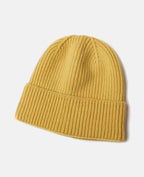 Bonnet en laine jaune moutarde, tricoté à la main, style côtelé, idéal pour l'hiver. Accessoire de mode chaud et tendance pour homme et femme.