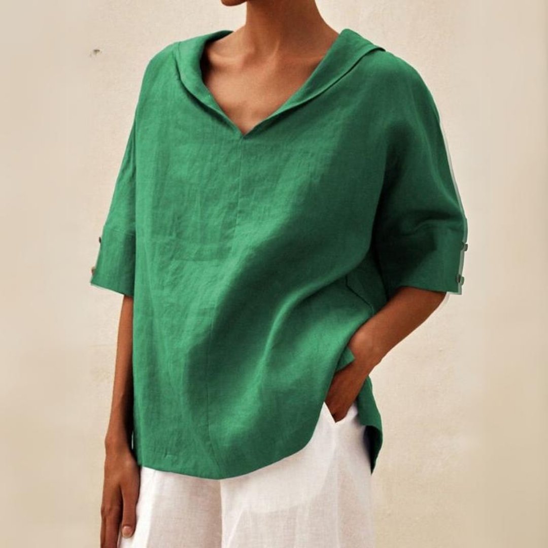 Haut vert en lin à manches mi-longues, col en V, porté par une personne. Mode éco-responsable, style décontracté, tendance printemps-été.