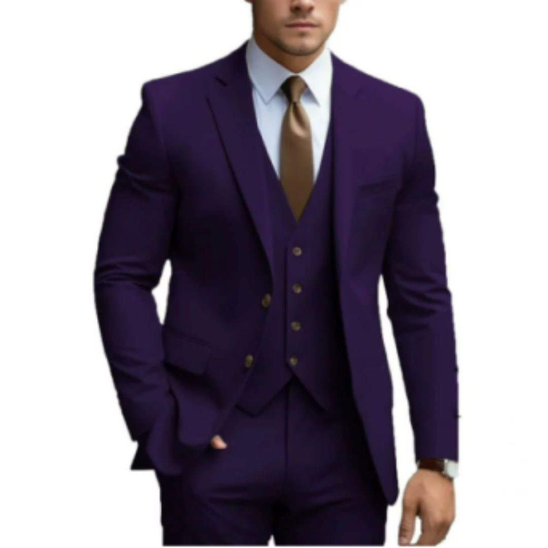 Homme en costume trois pièces violet, cravate marron, chemise blanche. Mode masculine élégante, tenue formelle, style professionnel.