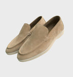 Paire de mocassins en daim beige pour homme, semelle blanche, style élégant et décontracté, idéale pour la mode masculine contemporaine.