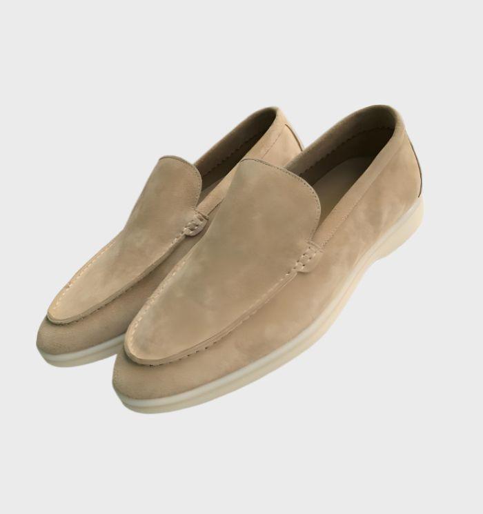 Paire de mocassins en daim beige pour homme, semelle blanche, style élégant et décontracté, idéale pour la mode masculine contemporaine.