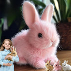 Jeune fille tenant un lapin en peluche rose, entourée de petits lapins jouets. Décor intérieur avec plantes en arrière-plan.