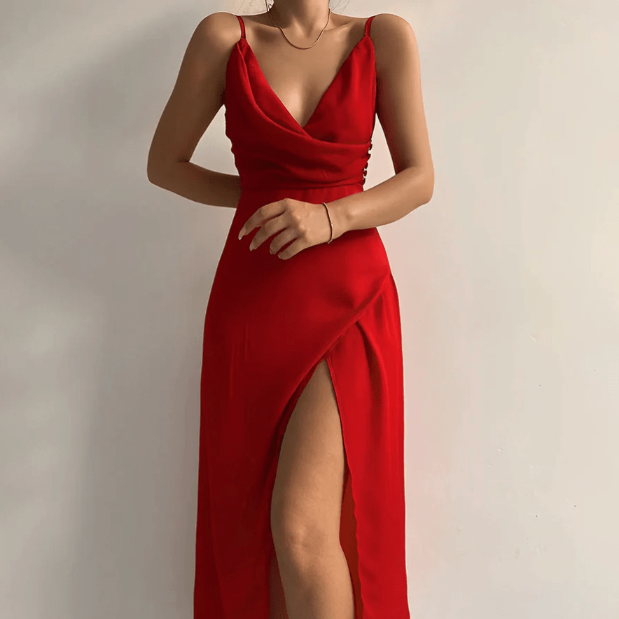 Robe rouge élégante avec décolleté drapé et fente haute, portée par une femme. Mode féminine, tenue de soirée chic, style glamour.