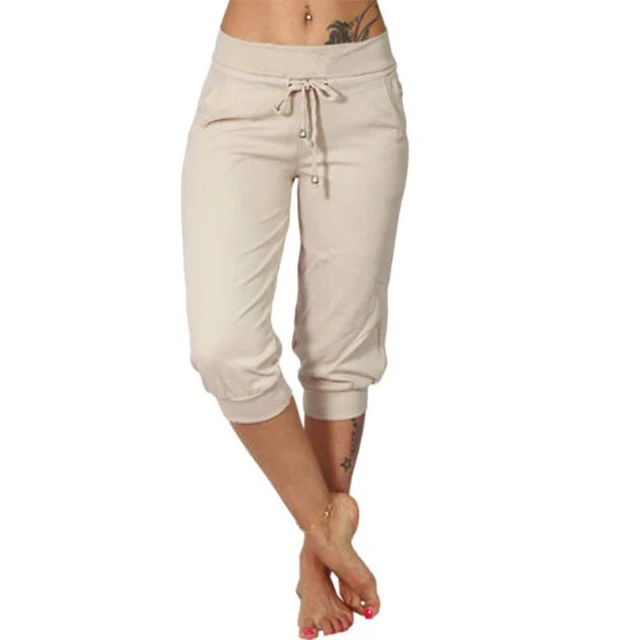 Pantalon capri beige pour femme, taille basse, avec cordon de serrage, idéal pour le sport ou détente. Mode féminine, confort, style décontracté.