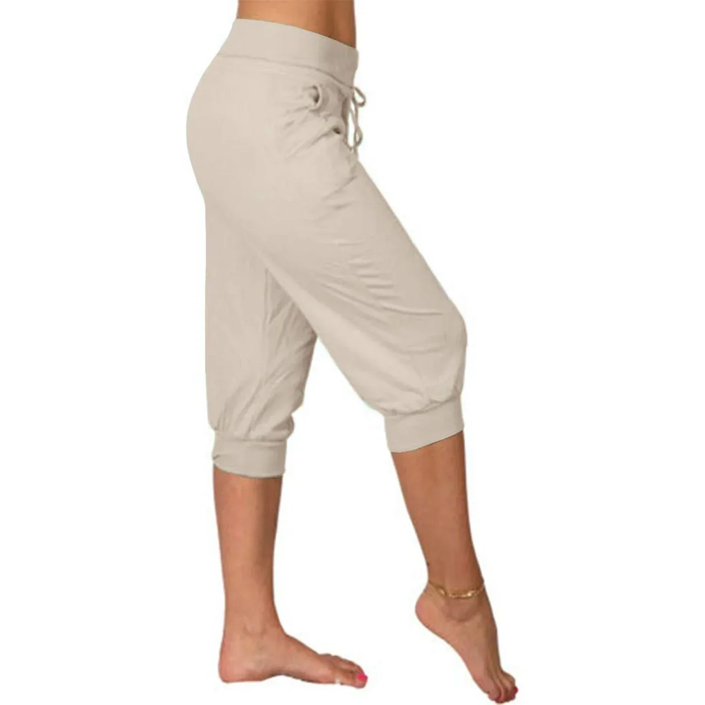 Pantalon capri beige pour femme, taille élastique avec cordon, coupe ajustée, idéal pour yoga ou détente. Mode féminine confortable.