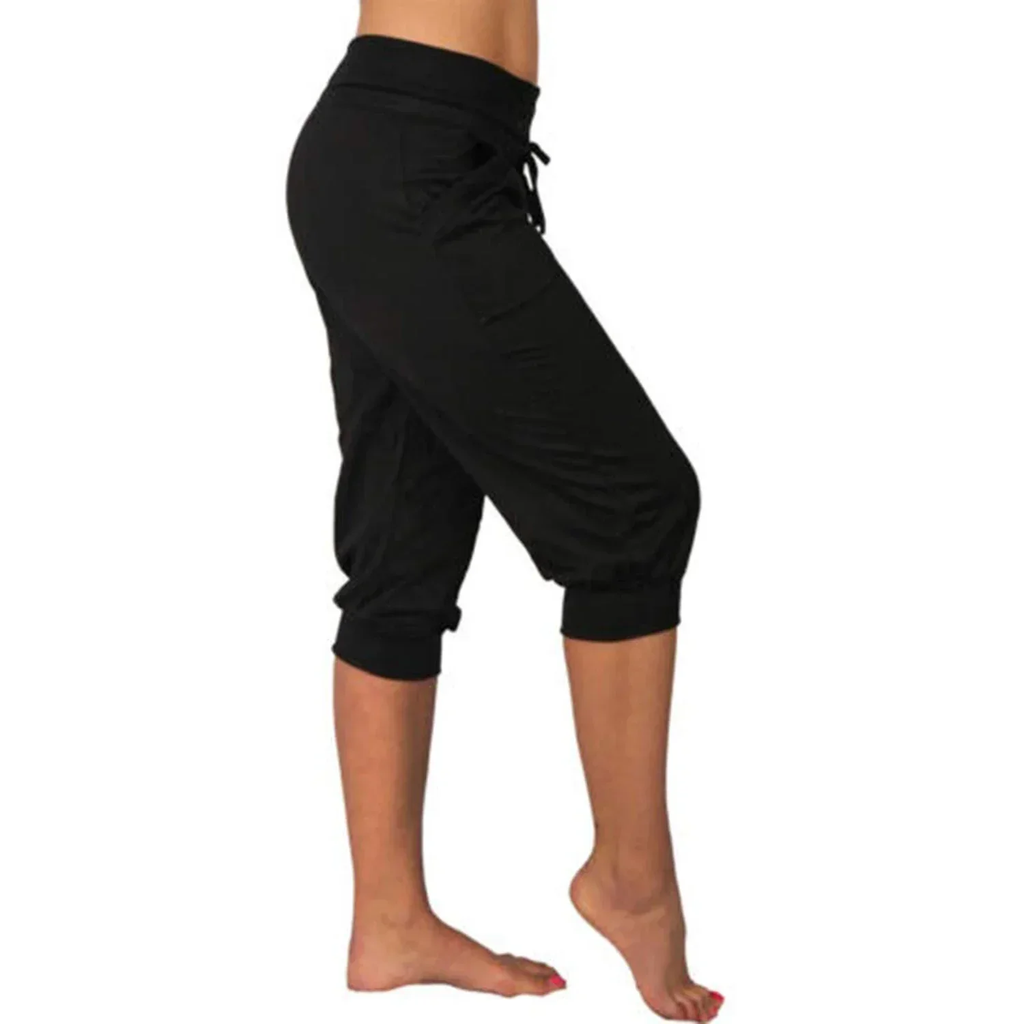 Pantalon de yoga noir pour femme, coupe capri, taille élastique, confortable et léger, idéal pour fitness, sport et détente.