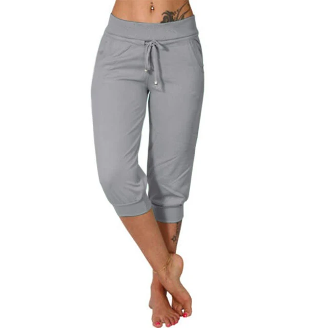 Pantalon de jogging gris pour femme, taille élastique avec cordon, coupe 3/4, confortable et décontracté, idéal pour le sport et détente.
