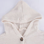 Haut en tricot beige avec capuche, bouton en bois, texture douce et confortable. Mode automne-hiver, vêtement chaud pour enfants.