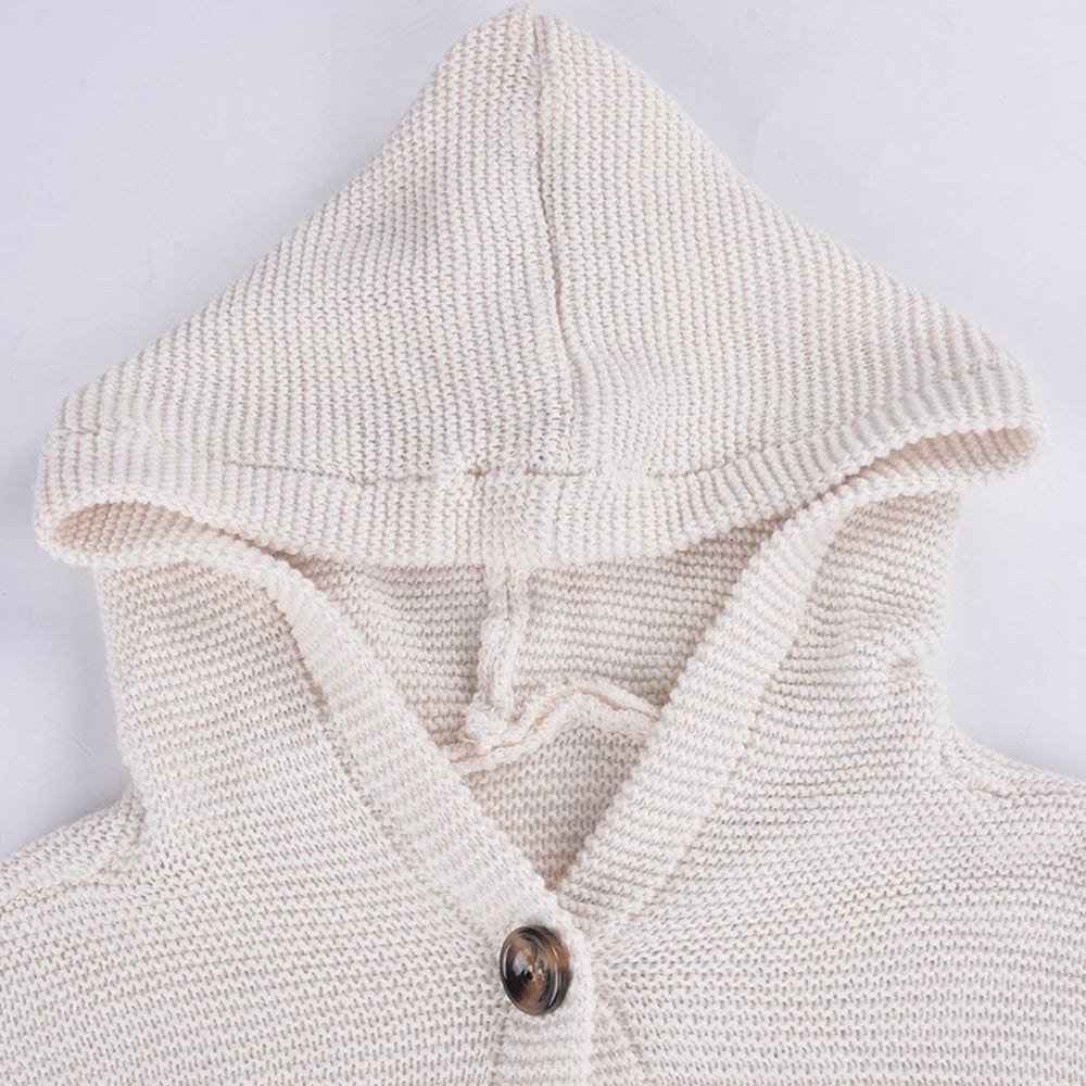 Haut en tricot beige avec capuche, bouton en bois, texture douce et confortable. Mode automne-hiver, vêtement chaud pour enfants.