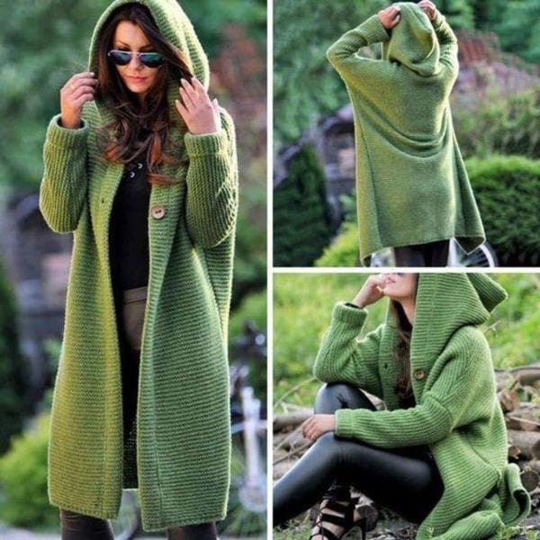Femme portant un long manteau en laine vert avec capuche, style décontracté, mode automne, assise et debout dans un jardin verdoyant.
