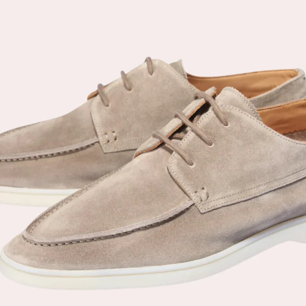 Chaussures bateau en daim beige pour homme, style décontracté, semelle blanche, lacets assortis. Idéales pour un look élégant et confortable.