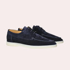 Chaussures bateau en daim bleu marine pour homme, semelle blanche, style décontracté et élégant, parfaites pour la mode estivale et les sorties en plein air.