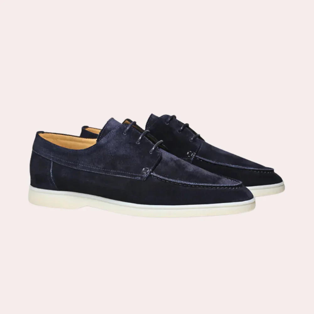 Chaussures bateau en daim bleu marine pour homme, semelle blanche, style décontracté et élégant, parfaites pour la mode estivale et les sorties en plein air.