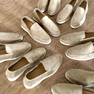 Mocasines de piel elegantes y cómodos.
