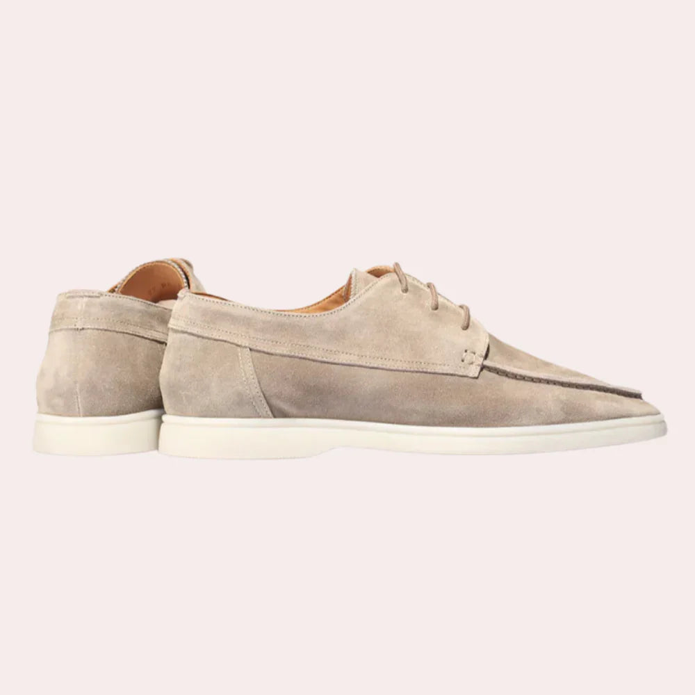 Chaussures derby en daim beige pour homme, semelle blanche, style élégant et moderne, parfaites pour une tenue décontractée ou formelle.