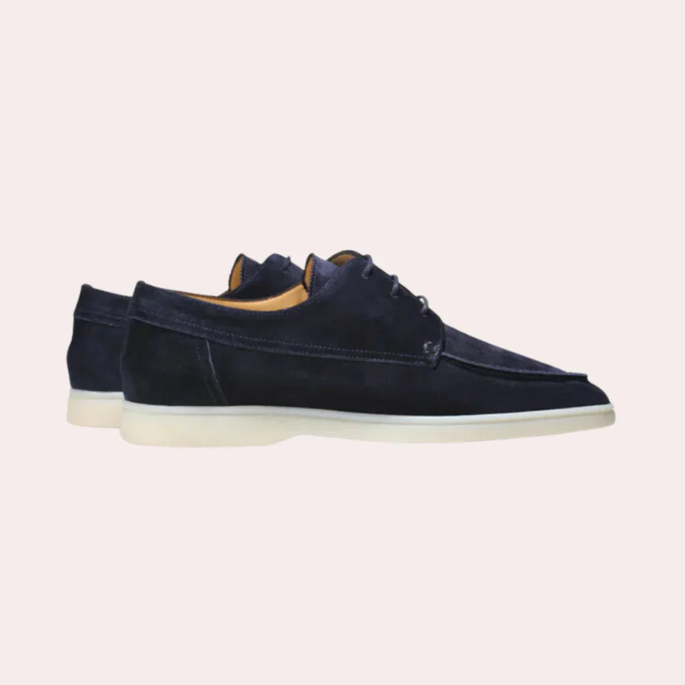 Chaussures bateau en daim bleu marine pour homme, semelle blanche, style décontracté et élégant, parfaites pour la mode estivale et les sorties en plein air.