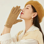 Femme élégante portant un béret et des gants en laine beige, chemisier blanc à col plissé, posant de profil. Mode automne chic, accessoires tendance.