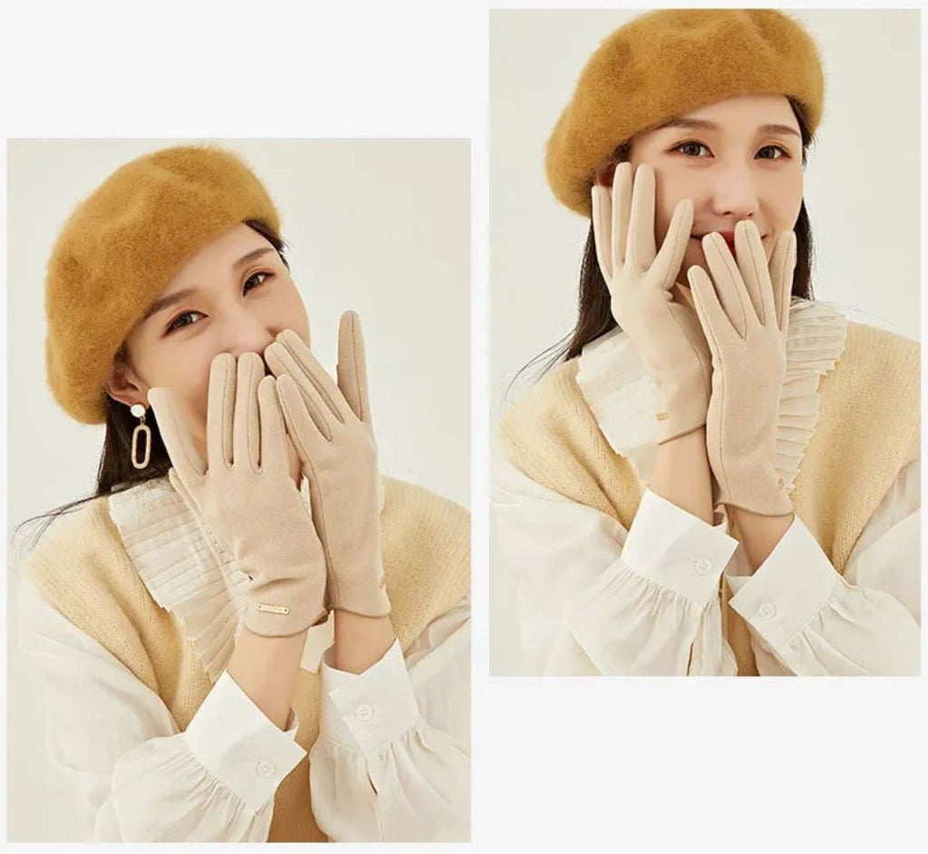 Femme souriante portant un béret marron et des gants beiges élégants, chemisier blanc à volants, style automne chic, mode féminine tendance.