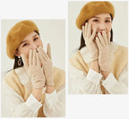Femme souriante portant un béret marron et des gants beiges élégants, chemisier blanc à volants, style automne chic, mode féminine tendance.