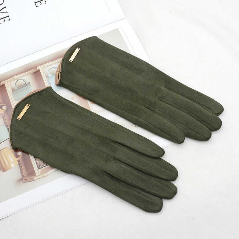 Gants en cuir vert olive élégants posés sur un magazine, accessoire de mode chic pour l'hiver, style classique et sophistiqué.