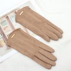 Gants en cuir beige élégants posés sur un magazine, accessoires de mode automne-hiver, style chic et sophistiqué, tendance féminine.