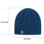 Bonnet en tricot bleu, dimensions 19,5 cm x 20 cm, avec motif côtelé et étiquette en cuir. Accessoire d'hiver chaud et tendance.