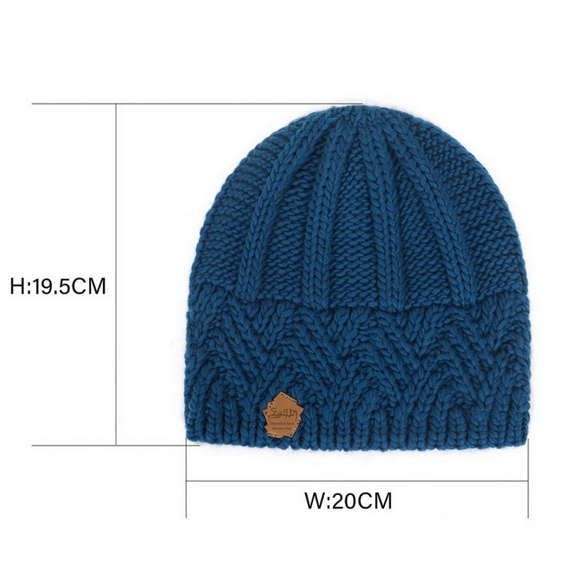 Bonnet en tricot bleu, dimensions 19,5 cm x 20 cm, avec motif côtelé et étiquette en cuir. Accessoire d'hiver chaud et tendance.
