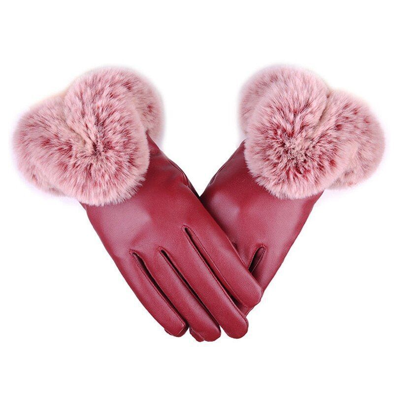 Gants en cuir rouge avec poignets en fausse fourrure rose, élégants et chauds, parfaits pour l'hiver et la mode féminine.